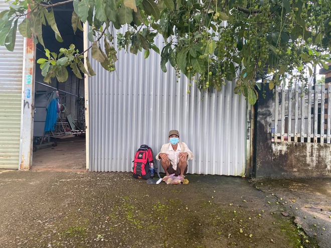 di bo 16 ngay ve que nguoi dan ong bat khoc khi nhan duoc 7 trieu tien quyen gop dspl 3