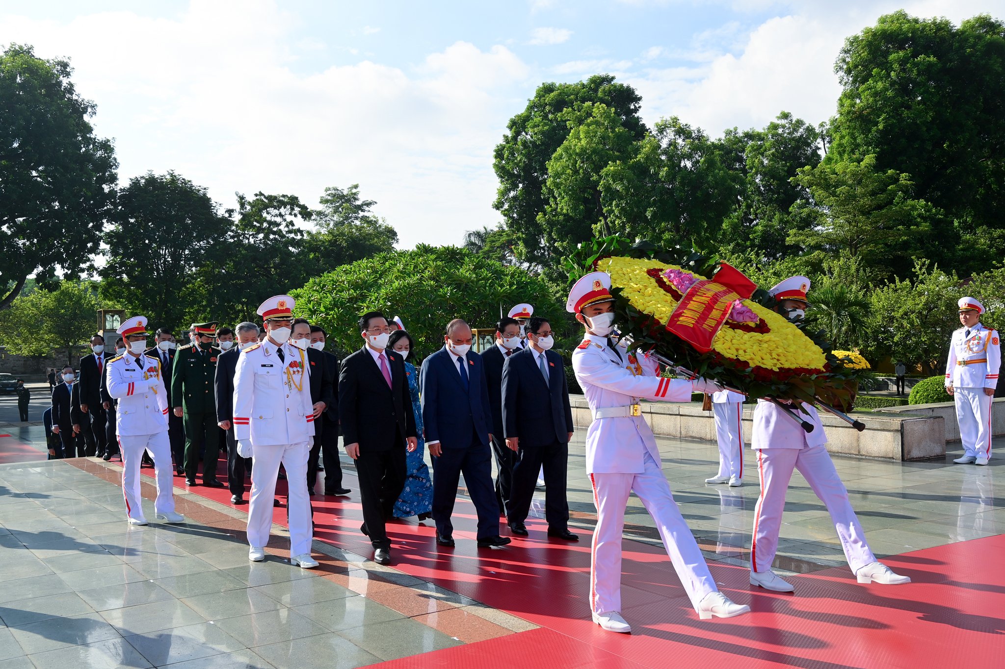 lanh dao dang nha nuoc quoc hoi dat vong hoa tuong niem cac anh hung liet si dspl 4 lanh dao dang nha nuoc quoc hoi dat vong hoa tuong niem cac anh hung liet si dspl 4
