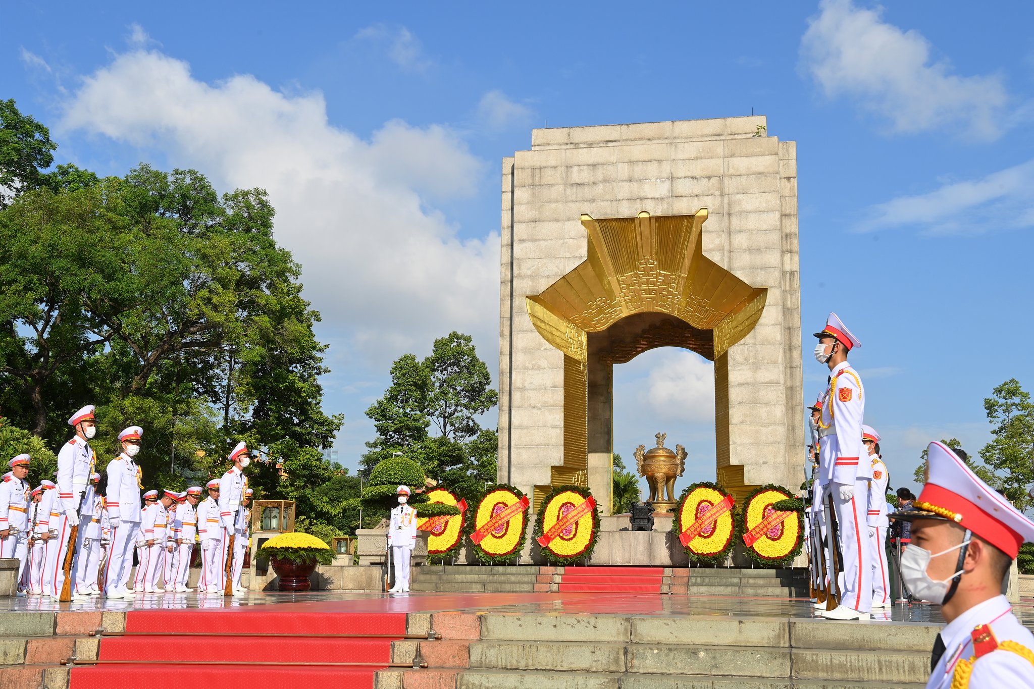 lanh dao dang nha nuoc quoc hoi dat vong hoa tuong niem cac anh hung liet si dspl 5 lanh dao dang nha nuoc quoc hoi dat vong hoa tuong niem cac anh hung liet si dspl 5