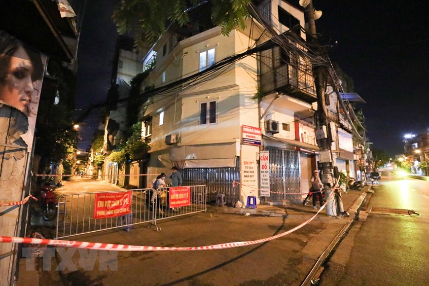 ha noi nguoi dan luon qua day thep gai treo ra khoi khu phong toa trong dem dspl 1 ha noi nguoi dan luon qua day thep gai treo ra khoi khu phong toa trong dem dspl 1