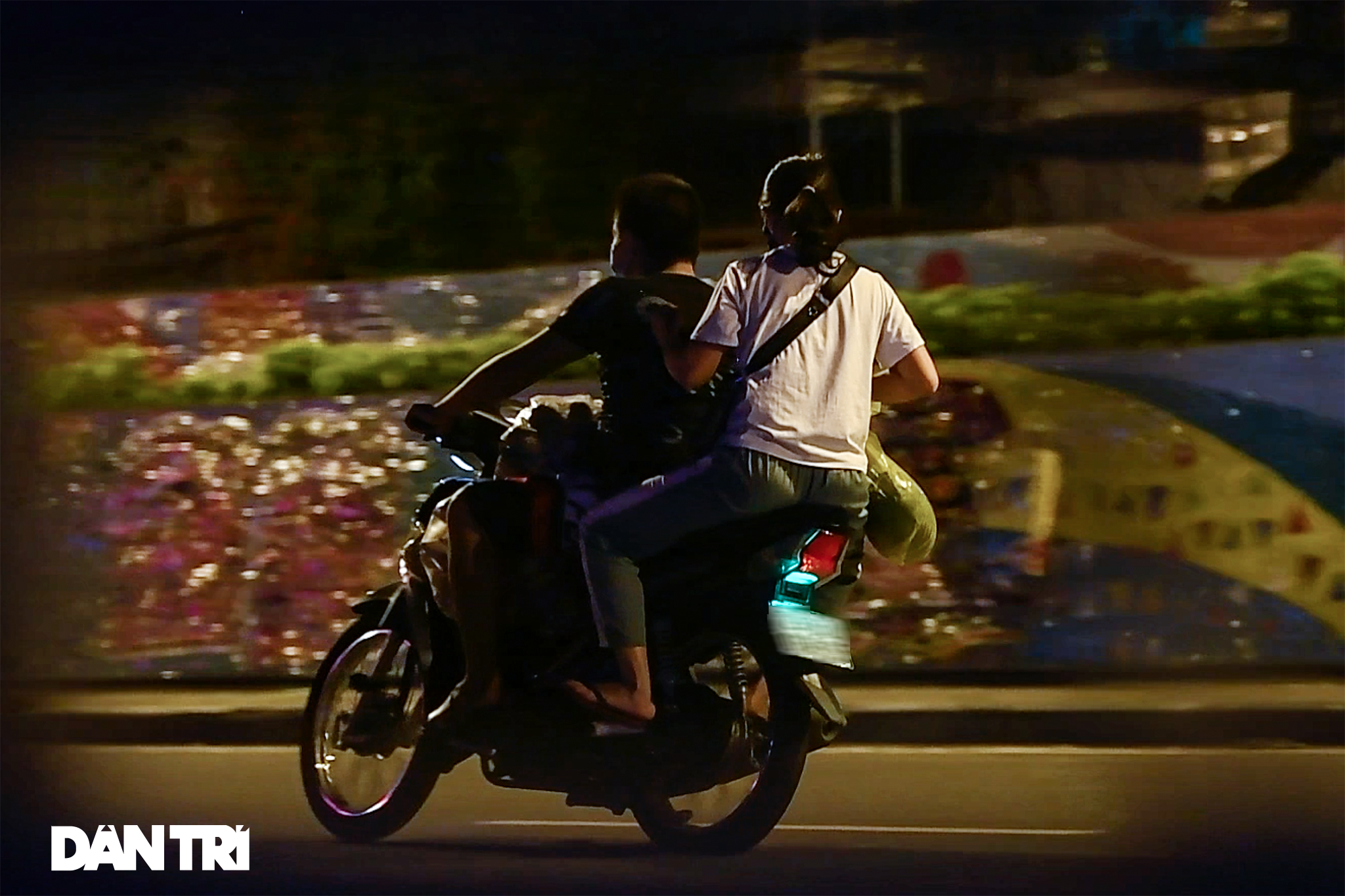 ha noi nguoi dan luon qua day thep gai treo ra khoi khu phong toa trong dem dspl 12 ha noi nguoi dan luon qua day thep gai treo ra khoi khu phong toa trong dem dspl 12