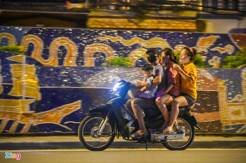 ha noi nguoi dan luon qua day thep gai treo ra khoi khu phong toa trong dem dspl 13 ha noi nguoi dan luon qua day thep gai treo ra khoi khu phong toa trong dem dspl 13