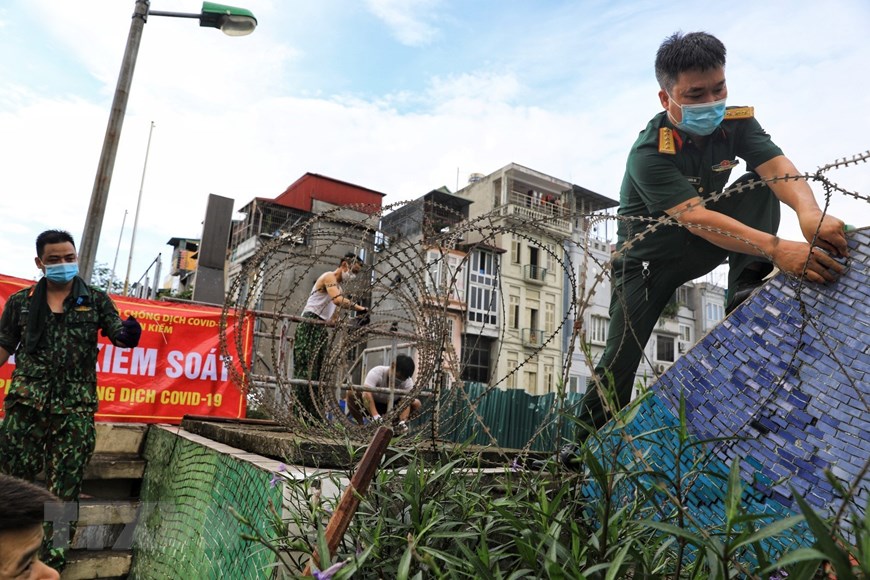 ha noi nguoi dan luon qua day thep gai treo ra khoi khu phong toa trong dem dspl 2 ha noi nguoi dan luon qua day thep gai treo ra khoi khu phong toa trong dem dspl 2