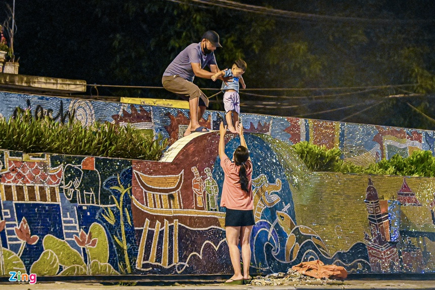 ha noi nguoi dan luon qua day thep gai treo ra khoi khu phong toa trong dem dspl 7 ha noi nguoi dan luon qua day thep gai treo ra khoi khu phong toa trong dem dspl 7
