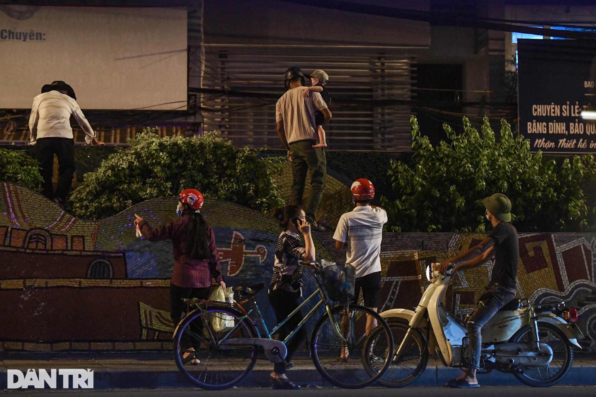 ha noi nguoi dan luon qua day thep gai treo ra khoi khu phong toa trong dem dspl 8 ha noi nguoi dan luon qua day thep gai treo ra khoi khu phong toa trong dem dspl 8