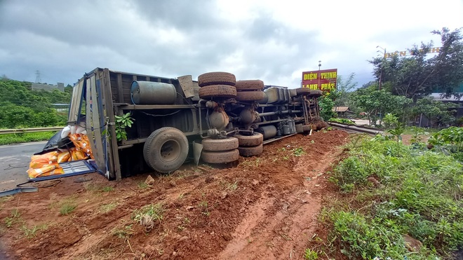 tin tuc tai nan giao thong ngay 4 8 xe tai lat tren doc ca chuc tan gao bi hat vang ra duong dspl 1 tin tuc tai nan giao thong ngay 4 8 xe tai lat tren doc ca chuc tan gao bi hat vang ra duong dspl 1