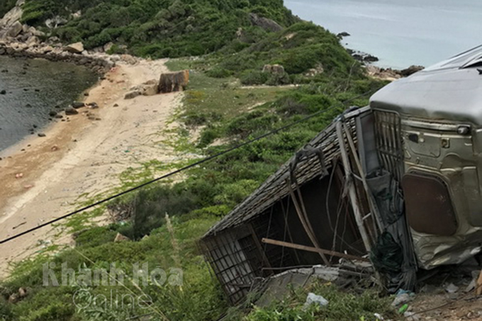 tin tuc tai nan giao thong ngay 5 8 xe tai cho lon bi lat o deo co ma 1 nguoi chet dspl 1 tin tuc tai nan giao thong ngay 5 8 xe tai cho lon bi lat o deo co ma 1 nguoi chet dspl 1