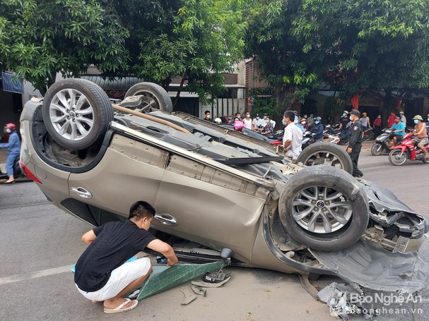 tin tuc tai nan giao thong ngay 11 8 o to lat ngua giu quoc lo tai xe may man thoat chet dspl 1 tin tuc tai nan giao thong ngay 11 8 o to lat ngua giu quoc lo tai xe may man thoat chet dspl 1