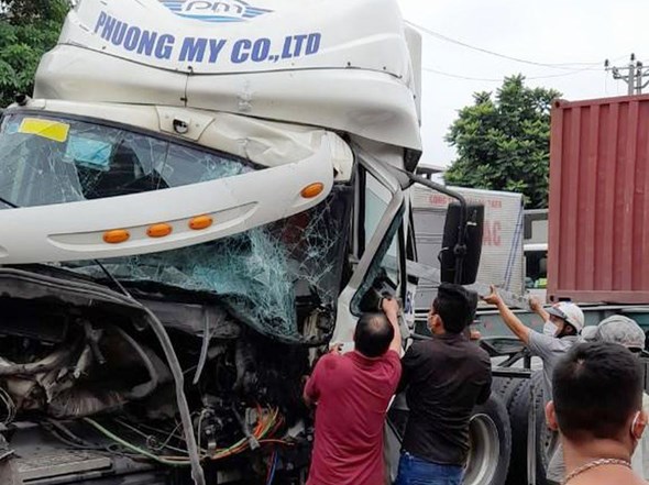 tin tuc tai nan giao thong ngay 12 8 container huc duoi xe tai o hai duong tai xe ket cung trong cabin dspl 1 tin tuc tai nan giao thong ngay 12 8 container huc duoi xe tai o hai duong tai xe ket cung trong cabin dspl 1