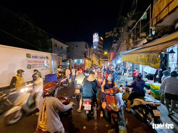 nguoi dan o tp hcm di cho tu phat luc 3h sang dong duc nhon nhip mua ban dspl 1