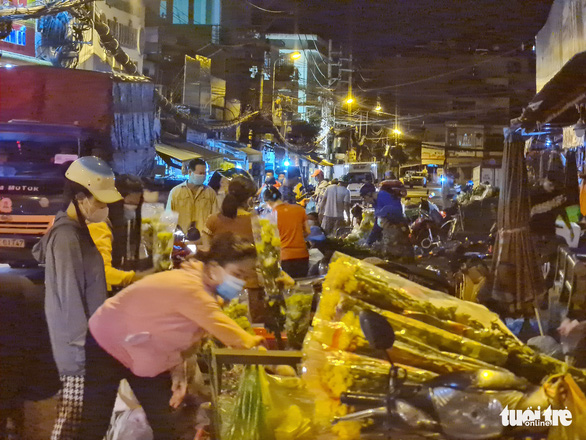 nguoi dan o tp hcm di cho tu phat luc 3h sang dong duc nhon nhip mua ban dspl 2