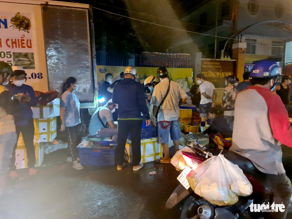 nguoi dan o tp hcm di cho tu phat luc 3h sang dong duc nhon nhip mua ban dspl 3