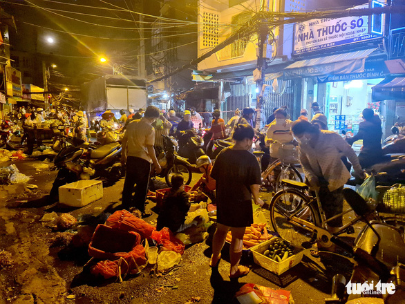 nguoi dan o tp hcm di cho tu phat luc 3h sang dong duc nhon nhip mua ban dspl 4