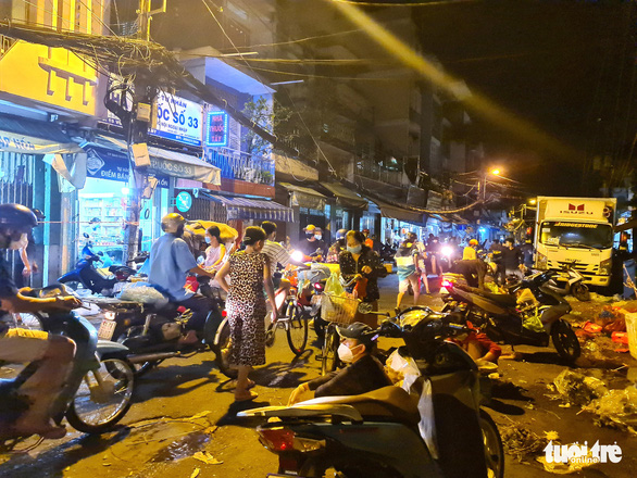 nguoi dan o tp hcm di cho tu phat luc 3h sang dong duc nhon nhip mua ban dspl 5
