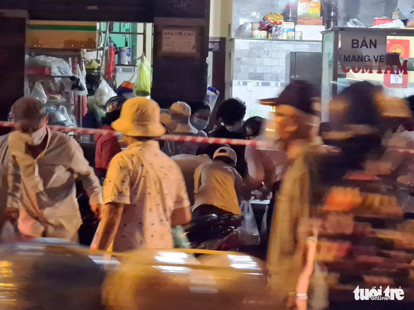 nguoi dan o tp hcm di cho tu phat luc 3h sang dong duc nhon nhip mua ban dspl 6