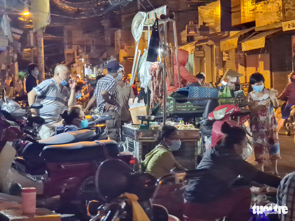 nguoi dan o tp hcm di cho tu phat luc 3h sang dong duc nhon nhip mua ban dspl 7
