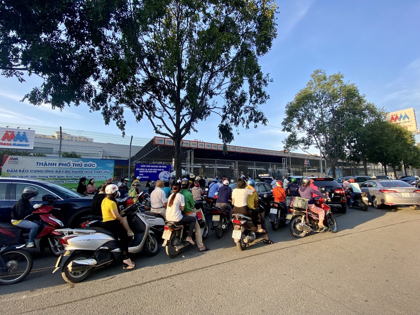 nguoi dan o tp hcm di cho tu phat luc 3h sang dong duc nhon nhip mua ban dspl 9