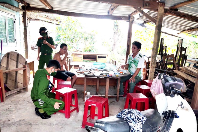 tin tuc phap luat ngay 31 8 danh tinh nguoi dan ong chet trong tu the bi troi dspl 2