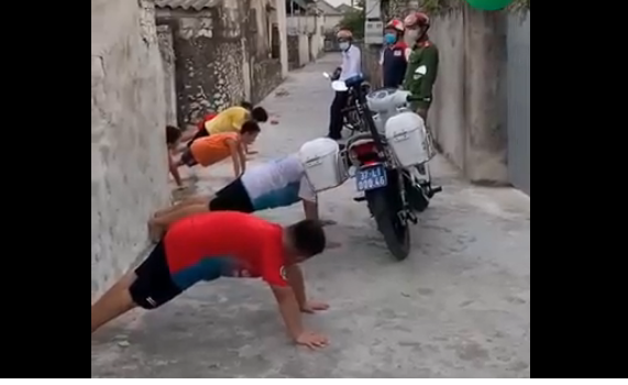 ra duong buoi toi khong ly do nam sinh lop 7 khong bi phat tien nhung nhan bai hoc nho doi dspl 2
