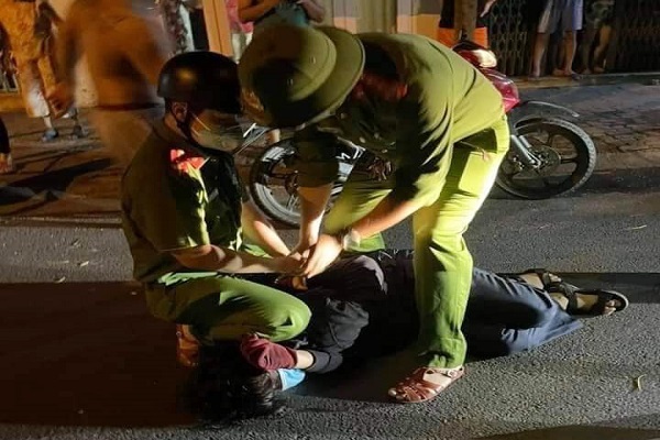 thieu nien 14 tuoi xong vao nha dan dam 2 nguoi bi thuong gia dinh he lo bat ngo dspl 2