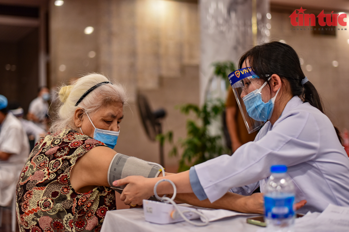 ha noi canh nguoi dan quan hoan kiem di tiem vaccine covid 19 ngay trong dem dspl 10