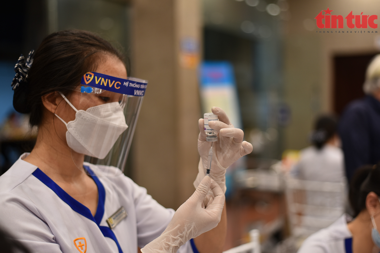 ha noi canh nguoi dan quan hoan kiem di tiem vaccine covid 19 ngay trong dem dspl 12