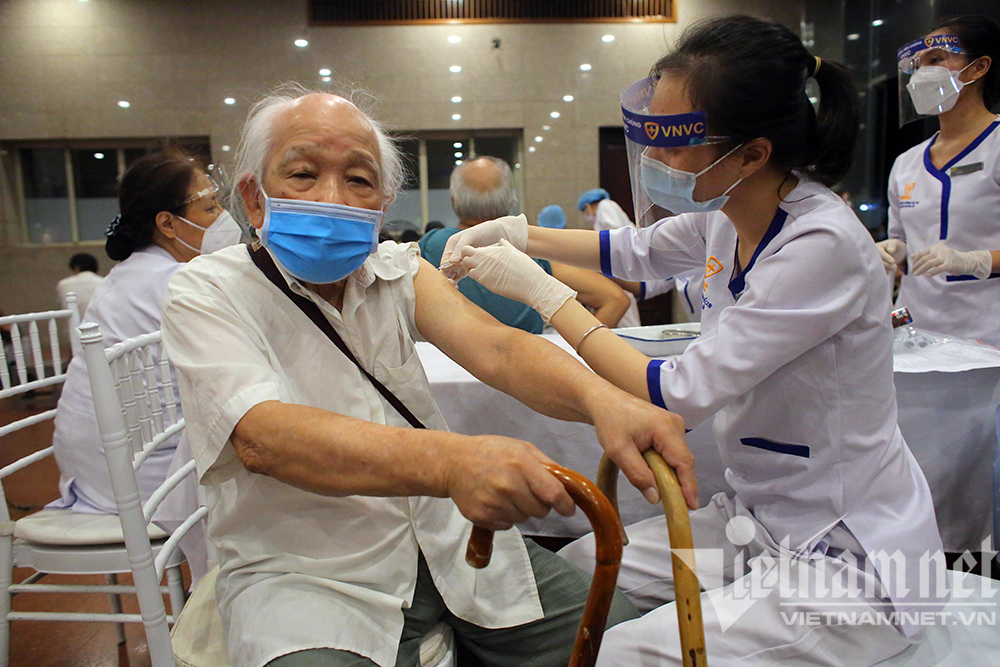 ha noi canh nguoi dan quan hoan kiem di tiem vaccine covid 19 ngay trong dem dspl 13