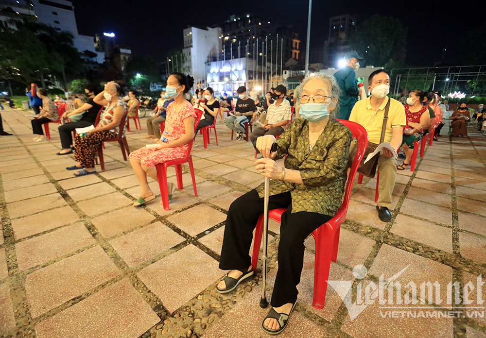 ha noi canh nguoi dan quan hoan kiem di tiem vaccine covid 19 ngay trong dem dspl 3