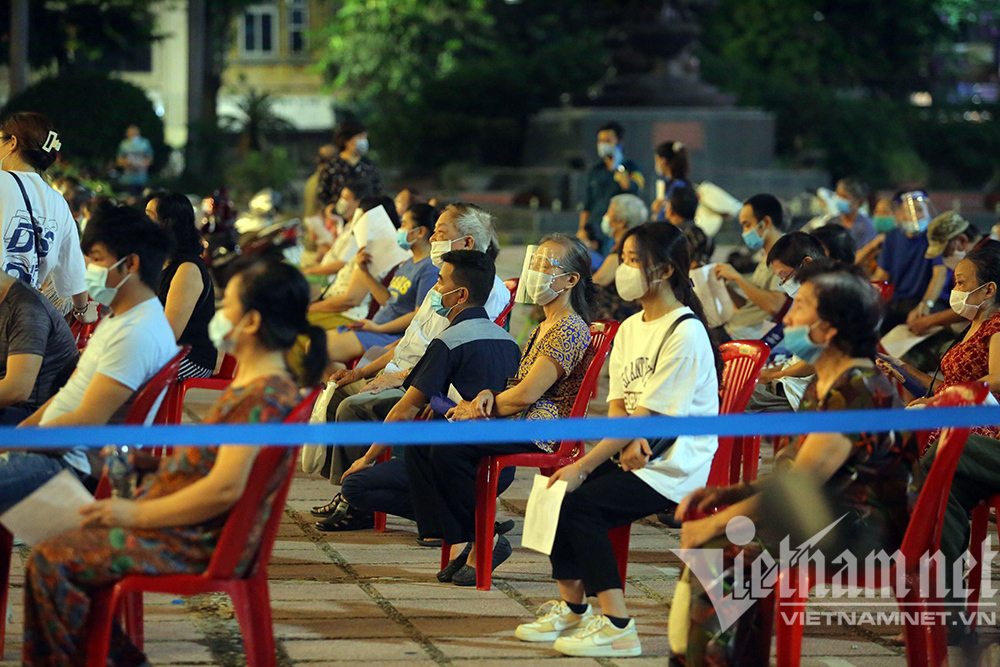 ha noi canh nguoi dan quan hoan kiem di tiem vaccine covid 19 ngay trong dem dspl 4