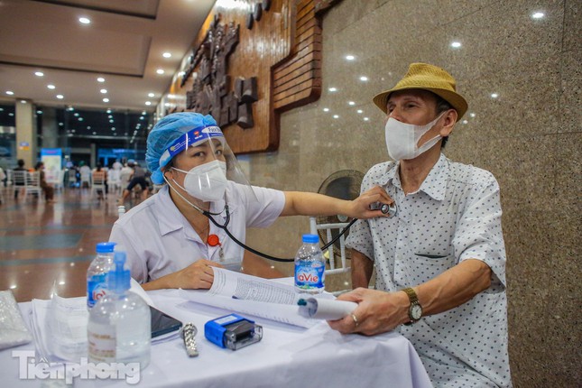 ha noi canh nguoi dan quan hoan kiem di tiem vaccine covid 19 ngay trong dem dspl 9