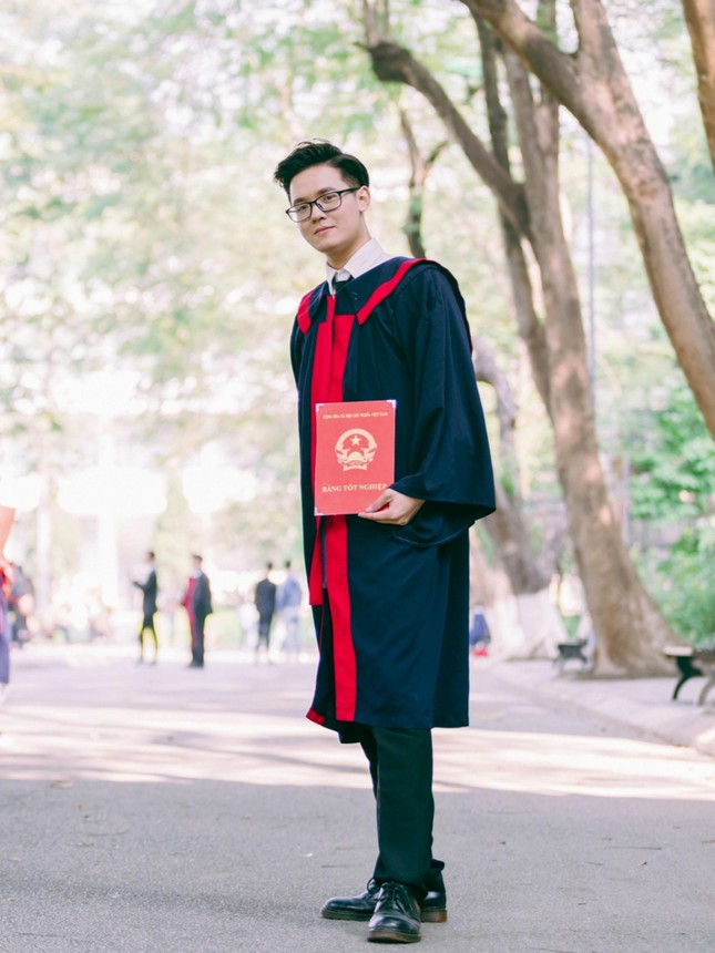 nam sinh dung chuan con nha nguoi ta thu khoa dh bach khoa ha noi dem giay khen den hoa mat dspl 1 nam sinh dung chuan con nha nguoi ta thu khoa dh bach khoa ha noi dem giay khen den hoa mat dspl 1