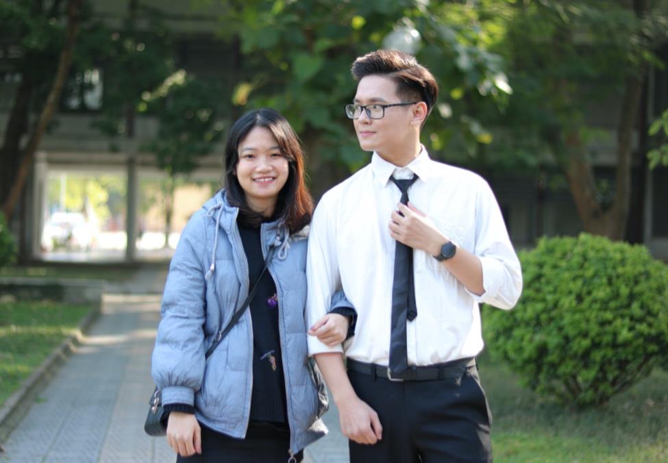 nam sinh dung chuan con nha nguoi ta thu khoa dh bach khoa ha noi dem giay khen den hoa mat dspl 12 nam sinh dung chuan con nha nguoi ta thu khoa dh bach khoa ha noi dem giay khen den hoa mat dspl 12