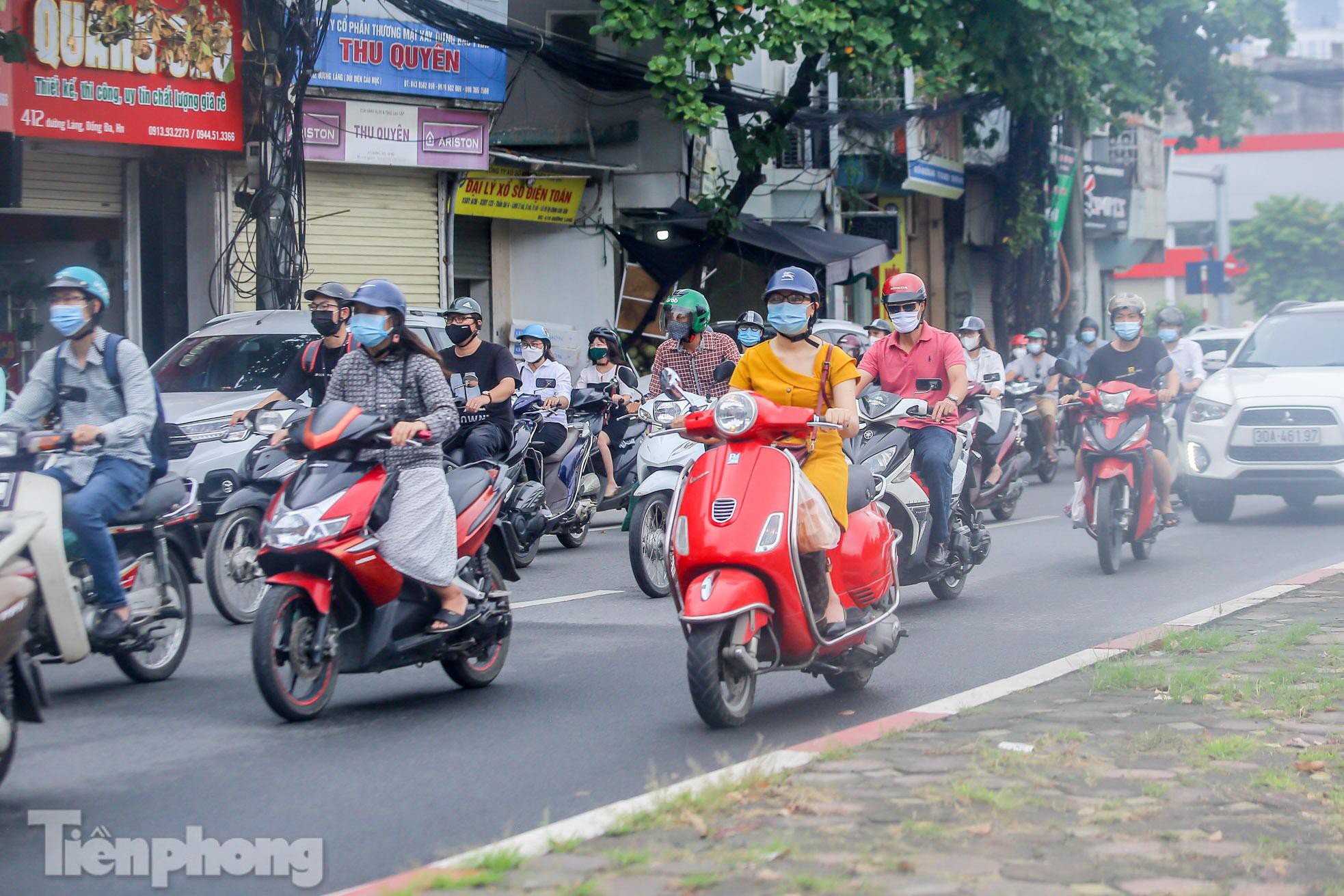ha noi ngay dau do 39 chot kiem soat duong pho dong duc xe cuu thuong chen giua dong o to dspl 11