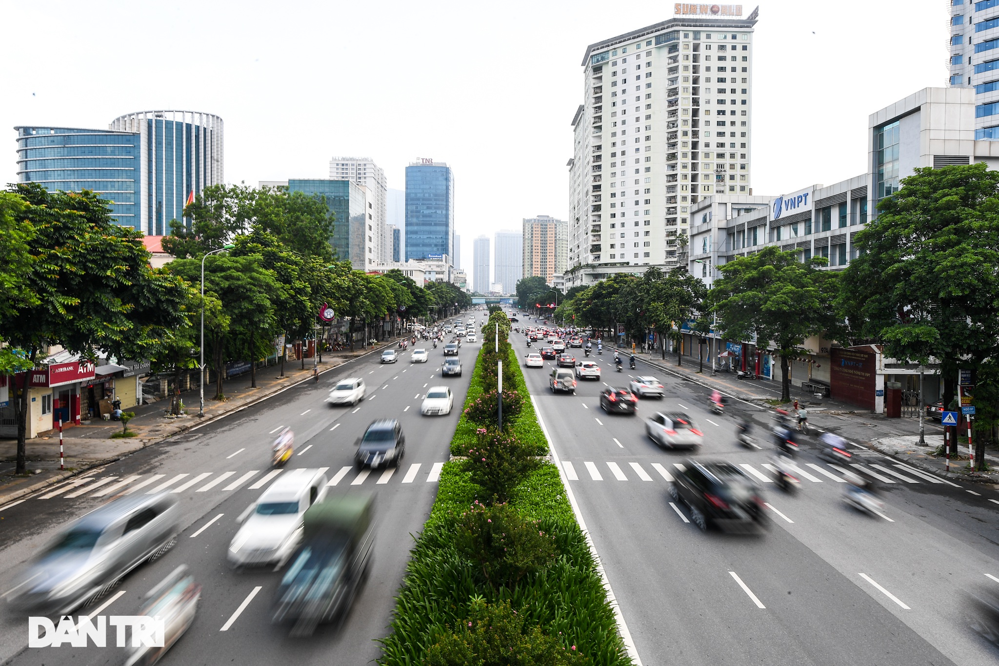 ha noi ngay dau do 39 chot kiem soat duong pho dong duc xe cuu thuong chen giua dong o to dspl 13