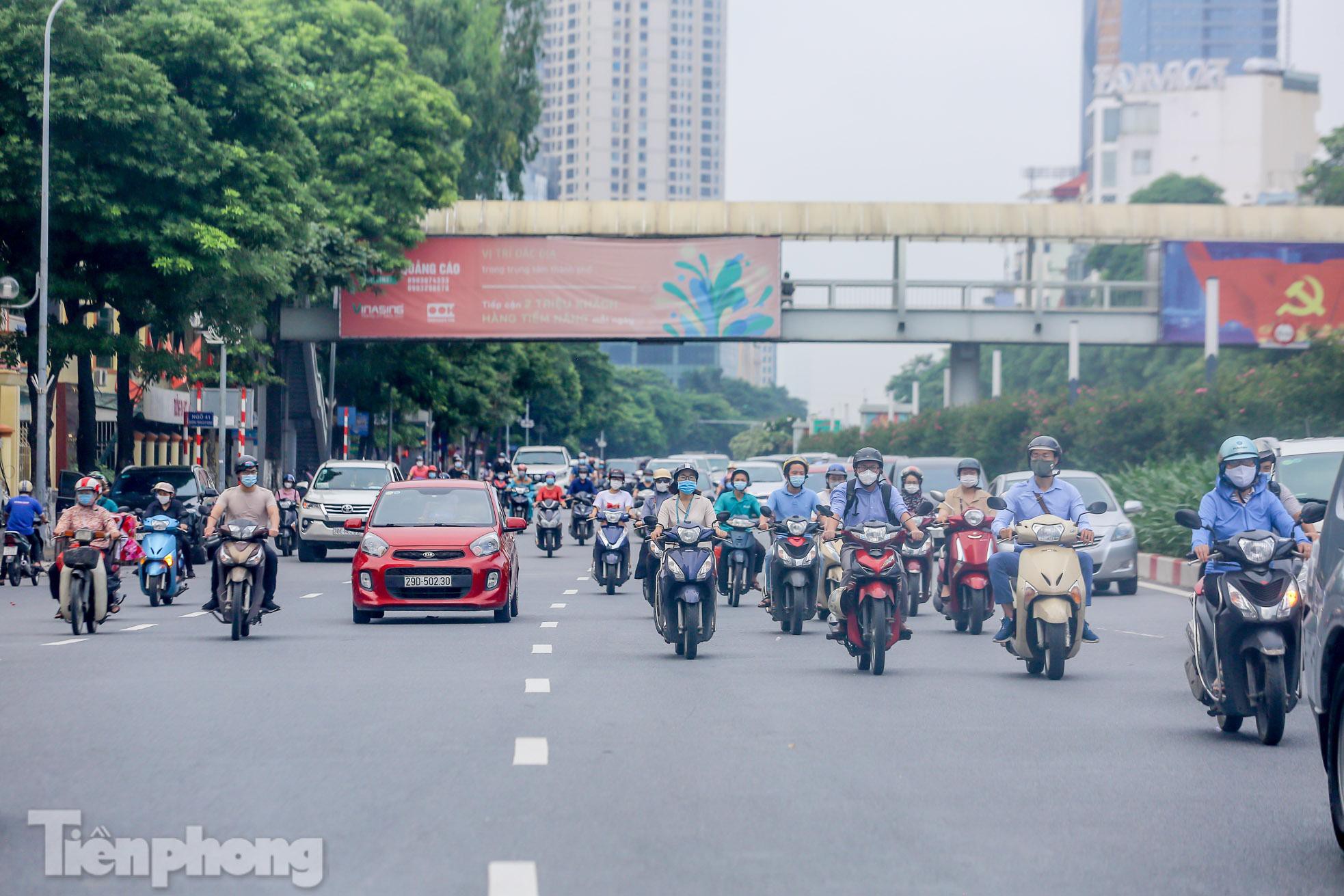 ha noi ngay dau do 39 chot kiem soat duong pho dong duc xe cuu thuong chen giua dong o to dspl 6