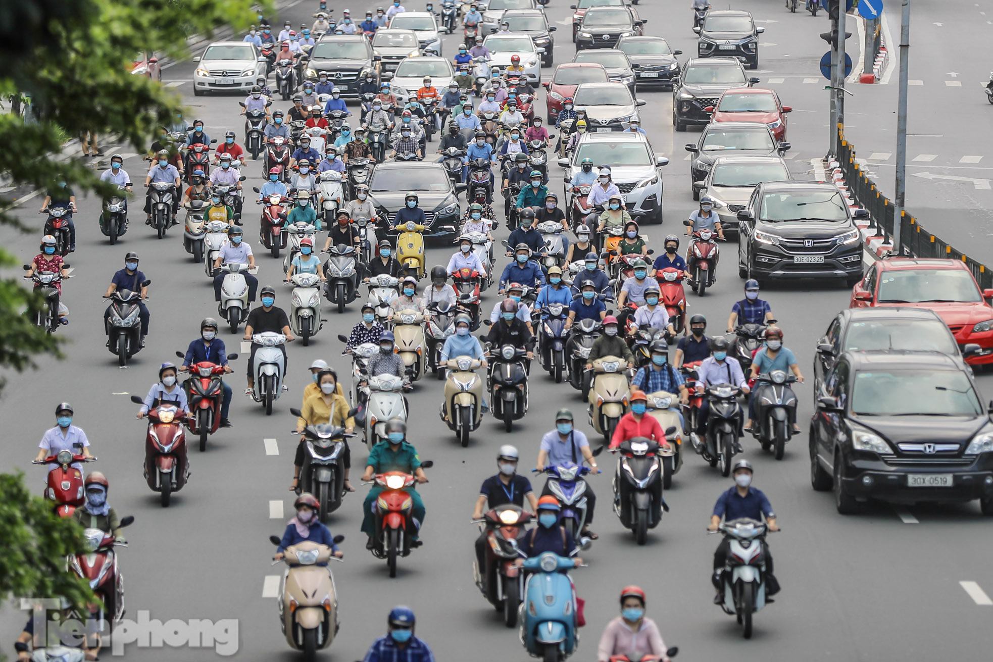 ha noi ngay dau do 39 chot kiem soat duong pho dong duc xe cuu thuong chen giua dong o to dspl 7