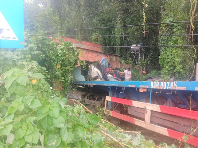 hien truong ngon ngang vu xe container dam sap nha dan ca gia dinh thoat chet trong gang tac dspl 3 hien truong ngon ngang vu xe container dam sap nha dan ca gia dinh thoat chet trong gang tac dspl 3