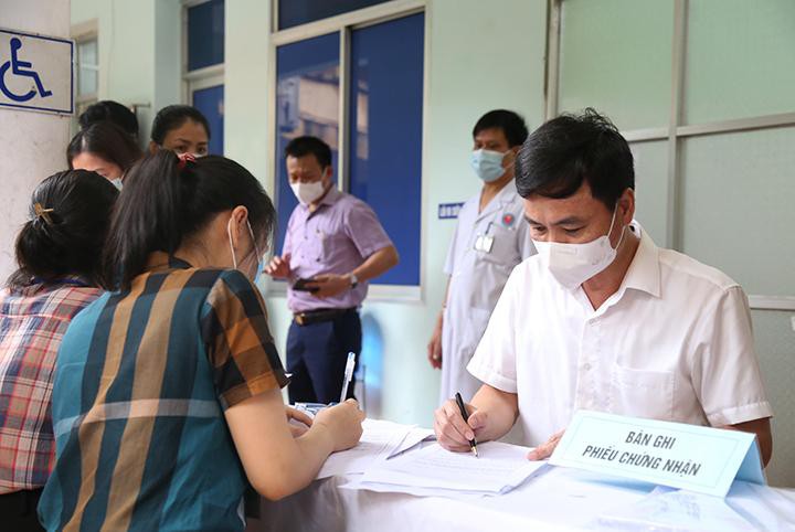 vu co giao tiem 2 mui vaccine cach nhau chi 10 phut so y te quang binh thong tin chinh thuc dspl 1