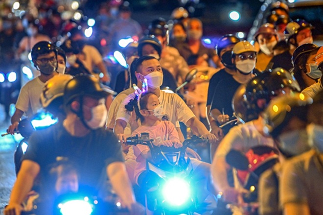 nguoi ha noi ra duong trong dem trung thu dspl nguoi ha noi ra duong trong dem trung thu dspl