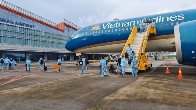 san bay van don don hon 300 nguoi co ho chieu vaccine tu phap ve viet nam dspl 1 san bay van don don hon 300 nguoi co ho chieu vaccine tu phap ve viet nam dspl 1