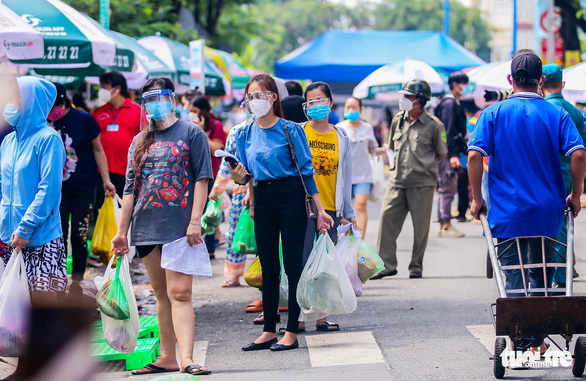 tp hcm mo cho da chien nguoi dan hao huc di mua thuc pham sau thoi gian dai gian cach dspl 1