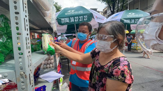 tp hcm mo cho da chien nguoi dan hao huc di mua thuc pham sau thoi gian dai gian cach dspl 3