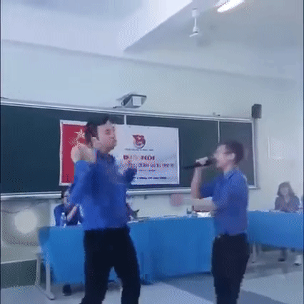 nam sinh gay sot vi bieu cam tren guong mat khi dien van nghe do ai xem ma nhin duoc cuoi dspl 1 nam sinh gay sot vi bieu cam tren guong mat khi dien van nghe do ai xem ma nhin duoc cuoi dspl 1