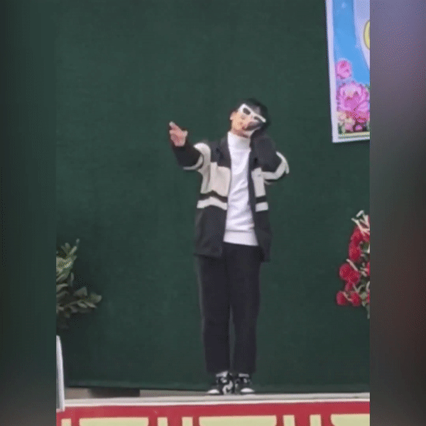 nam sinh gay sot vi bieu cam tren guong mat khi dien van nghe do ai xem ma nhin duoc cuoi dspl 2 nam sinh gay sot vi bieu cam tren guong mat khi dien van nghe do ai xem ma nhin duoc cuoi dspl 2
