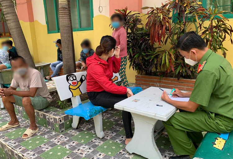 nhom nguoi tao tin nhan gia de duoc tiem vaccine phong covid 19 khai gi dspl 1 nhom nguoi tao tin nhan gia de duoc tiem vaccine phong covid 19 khai gi dspl 1