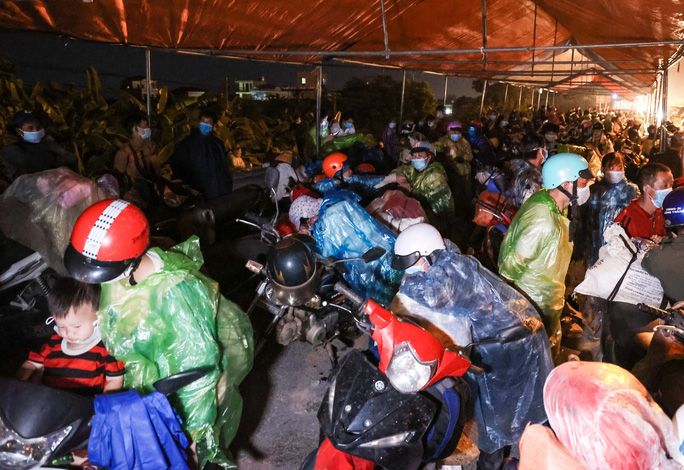 nguoi dan ve tu cac tinh phia nam un un qua cua ngo ha noi nhieu em nho kiet suc ngu say tren xe may dspl 3 nguoi dan ve tu cac tinh phia nam un un qua cua ngo ha noi nhieu em nho kiet suc ngu say tren xe may dspl 3