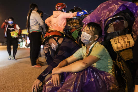 nguoi dan ve tu cac tinh phia nam un un qua cua ngo ha noi nhieu em nho kiet suc ngu say tren xe may dspl 6 nguoi dan ve tu cac tinh phia nam un un qua cua ngo ha noi nhieu em nho kiet suc ngu say tren xe may dspl 6