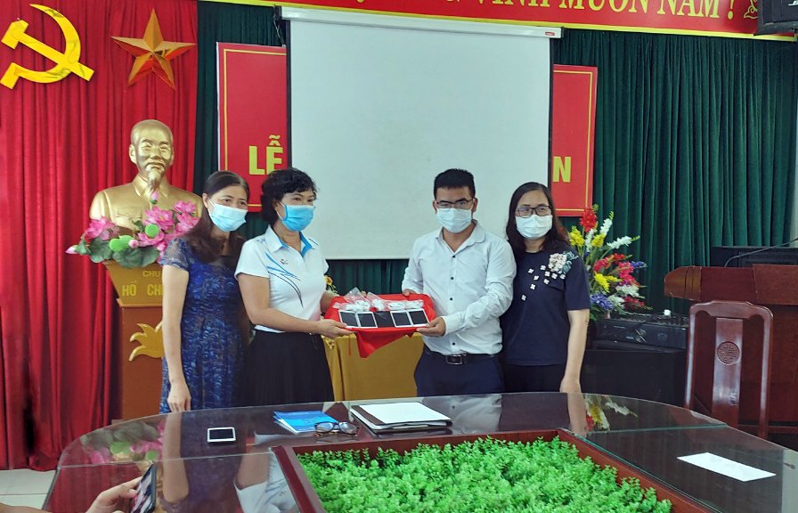 giang vien dai hoc xin dien thoai cu de tiep te cho hoc tro ngheo dspl 1 giang vien dai hoc xin dien thoai cu de tiep te cho hoc tro ngheo dspl 1