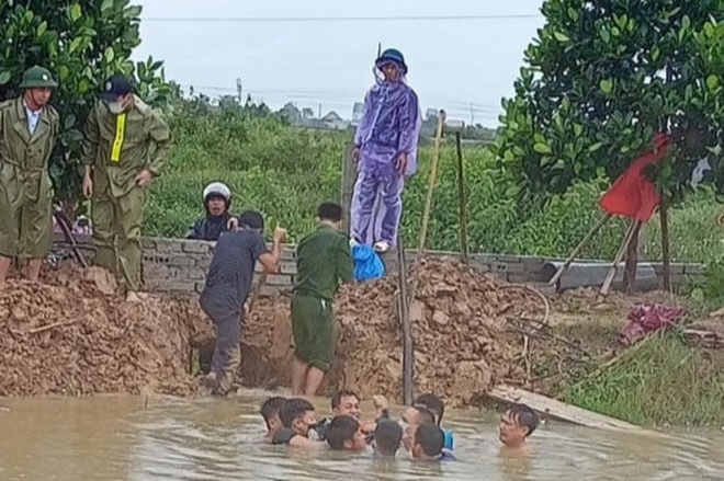 di xa nuoc ao ca nguoi dan ong bi cuon vao cong tu vong vo giai cuu bat thanh dspl 1 di xa nuoc ao ca nguoi dan ong bi cuon vao cong tu vong vo giai cuu bat thanh dspl 1