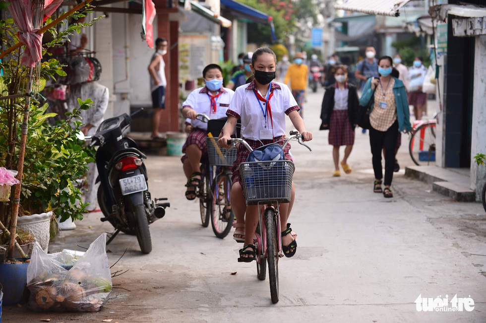 tp hcm hon 200 hoc sinh xa dao thach an no nuc den truong dspl 1